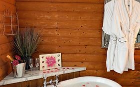 Kaoglen Doe Suite - Infrared Sauna - Dog Friendly - Feature Claw Bath Tub